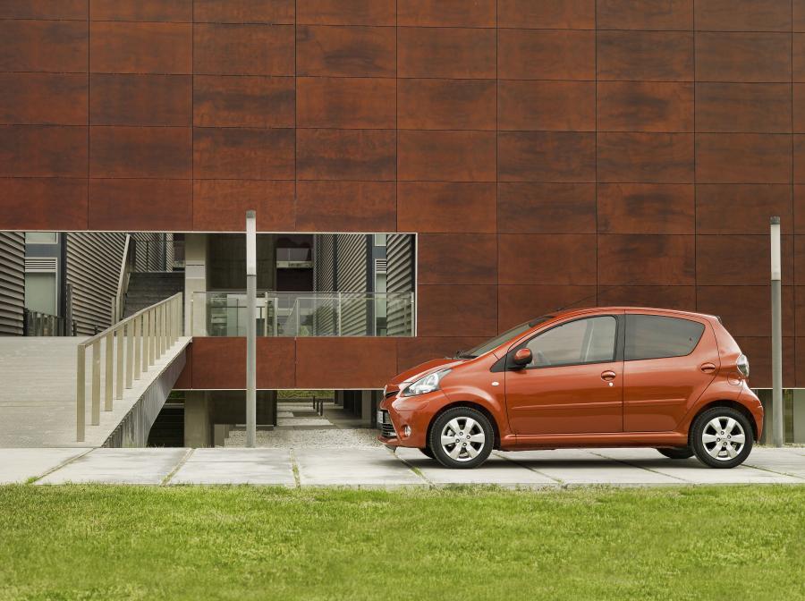 Toyota Aygo 5-Door 2012 года  (фото 3 из 9)